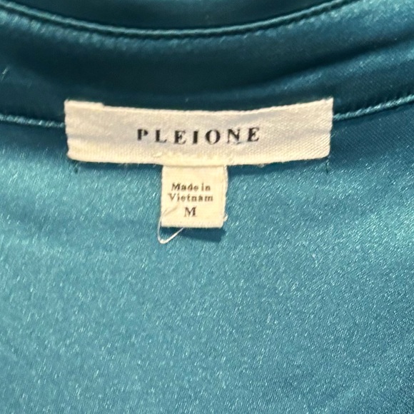 Women's Satin Long Sleeve Button Doen Dressy Top - brand is Pleione Size M -NWOT - Picture 10 of 10